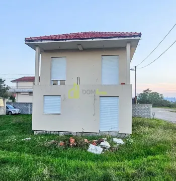 Spoljašnji izgled dvospratne kuće u izgradnji sa travnatim dvorištem. - image 4