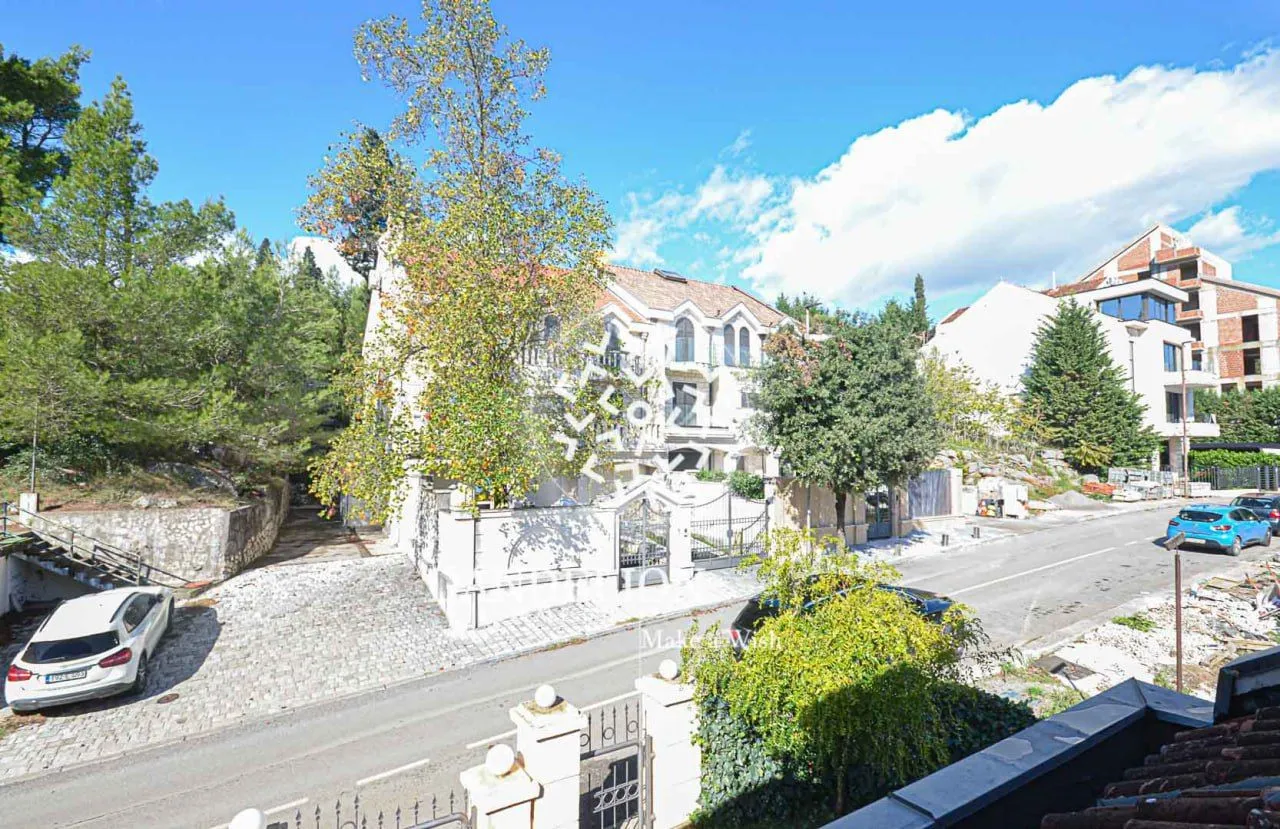 Izdavanje, stan, 300m², Gorica C, Podgorica