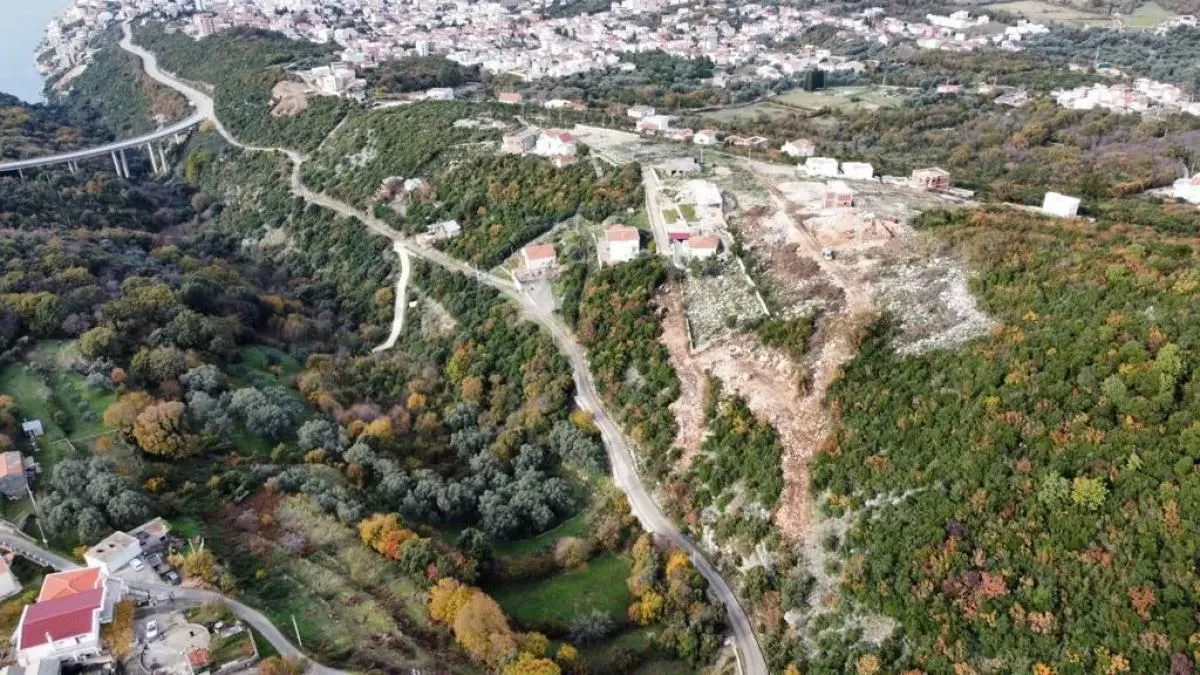 Pogled iz vazduha na okolno zemljište i pejzaž.