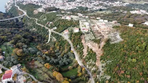Pogled iz vazduha na okolno zemljište i pejzaž. - image 2