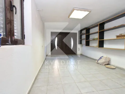 Izdavanje, kuća, 200m², Stari Aerodrom, Podgorica - image 8