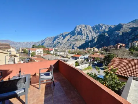Izdavanje, kuća, 100m², Škaljari, Kotor - image 3