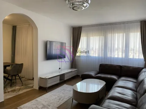 Dnevna soba sa ugaonom garniturom, televizorom i pogledom na trpezariju kroz luk. - image 2