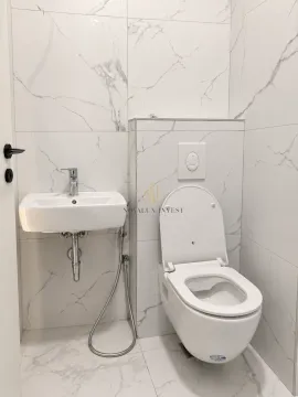 Manje kupatilo sa bijelim keramičkim pločicama sa efektom mermera, umivaonikom i toalet šoljom. - image 8