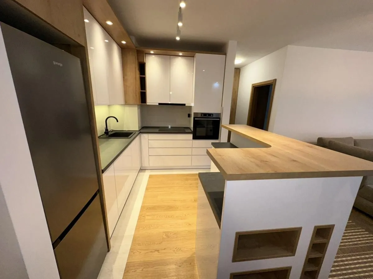 Izdavanje, četvorosoban stan, 102m², Crveni Krst, Beograd