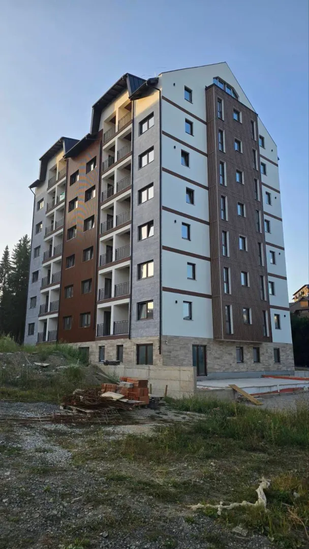 Spoljašnji izgled višestambene zgrade sa terasama i uređenom fasadom.