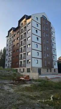 Spoljašnji izgled višestambene zgrade sa terasama i uređenom fasadom. - image 2