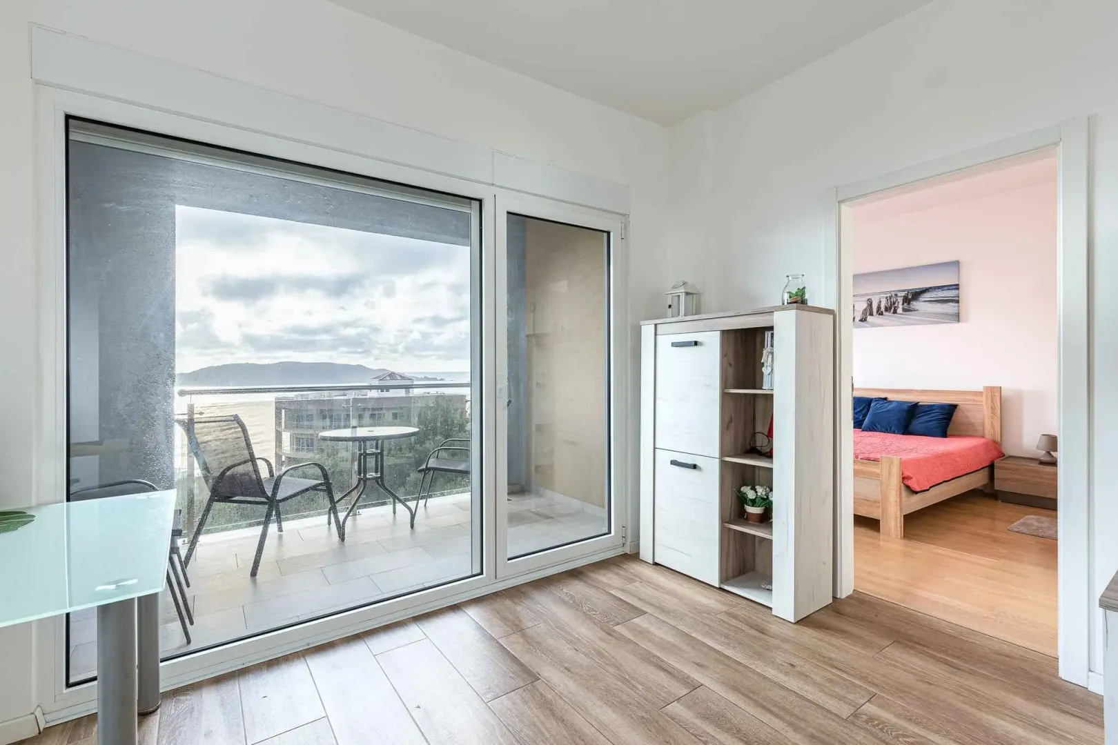 Living room with access to the terrace and sea view.