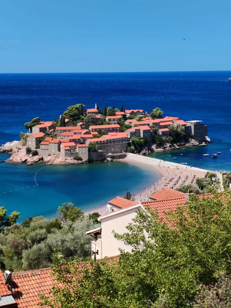 Pogled na Sveti Stefan i more sa terase ili okoline.