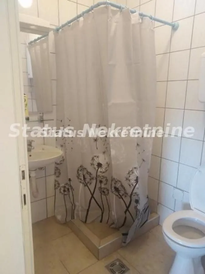 Kupatilo sa tuš kabinom, lavaboom i toaletom.
