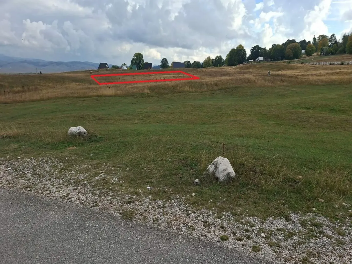Pogled na plac sa označenom granicom na travnatom terenu.
