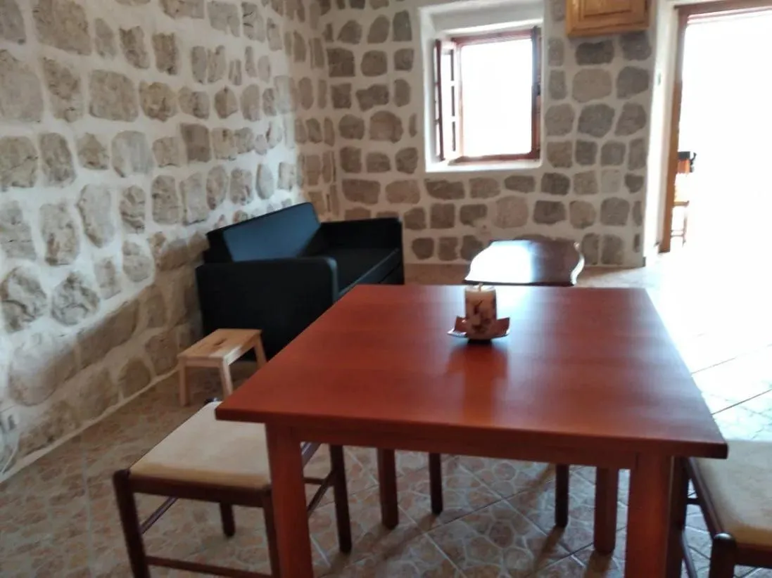 Prodaja, dvosoban stan, 87m², Perast, Kotor