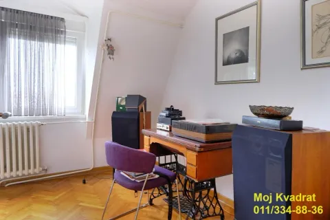 Manja soba sa radnim stolom, stolicom i zvučnicima ispod prozora. - image 8