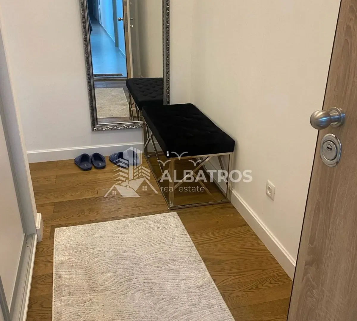 Izdavanje, dvosoban stan, 80m², Centar, Bar