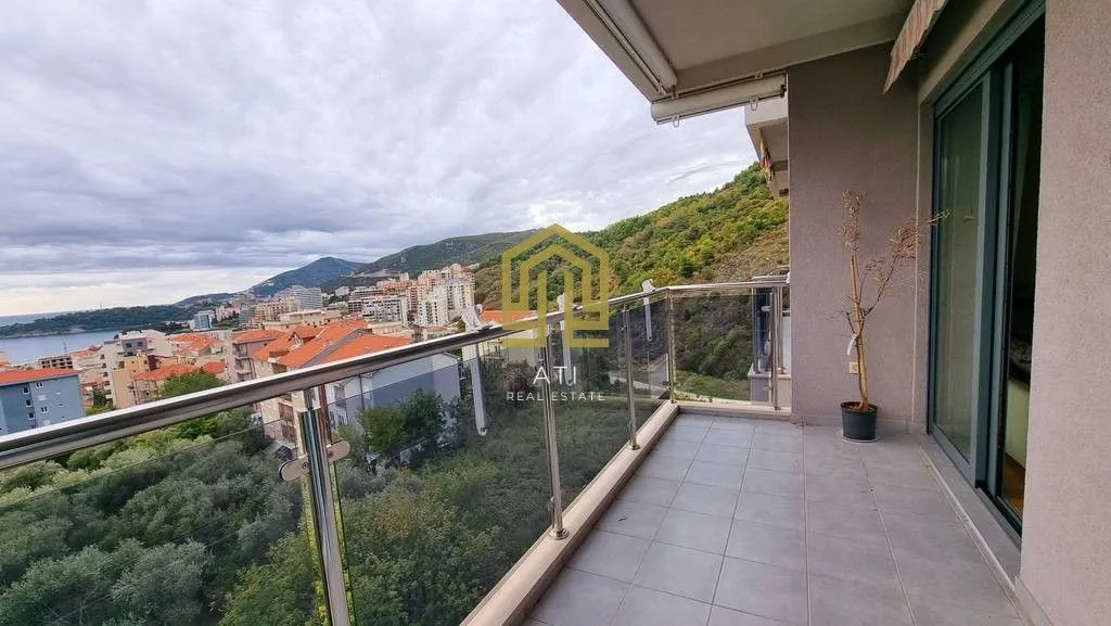 Prostrana terasa sa pogledom na grad, brda i more.
