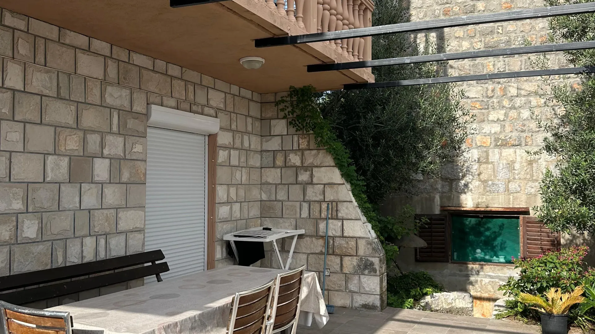 Izdavanje, kuća, 180m², Krašići, Tivat