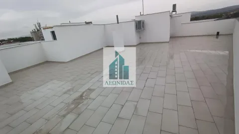 Velika popločana terasa na krovu zgrade sa zidanim ogradama. - image 30