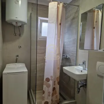 Manje kupatilo sa tuš kabinom, umivaonikom i veš mašinom. - image 6