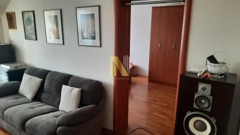 Dnevna soba sa garniturom i slikama na zidu. - image 3