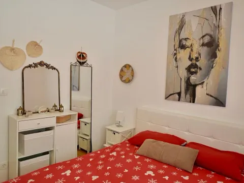 Izdavanje, dvosoban stan, 86m², Dobrota, Kotor - image 8