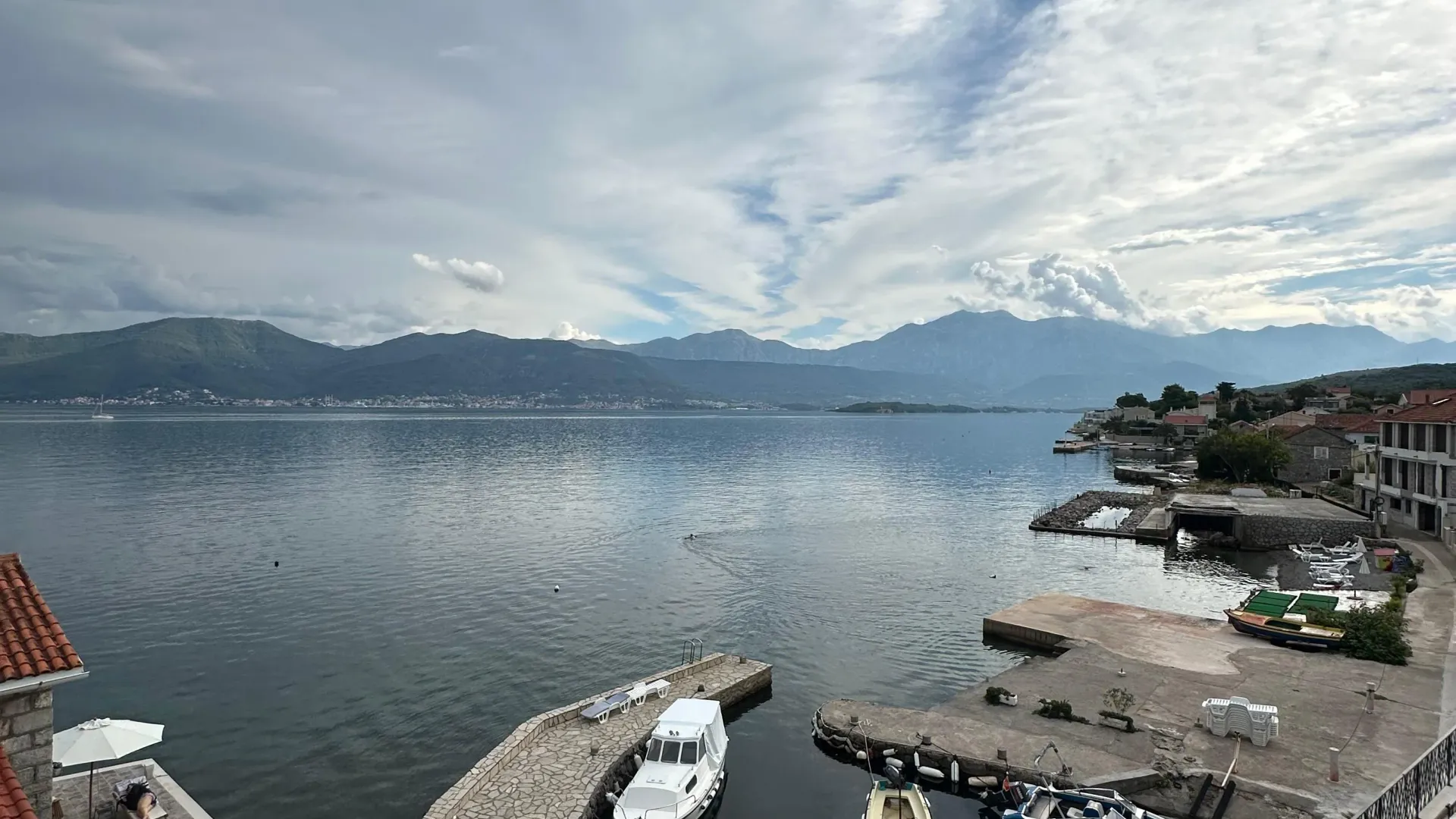 Izdavanje, kuća, 180m², Krašići, Tivat