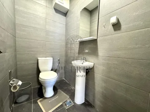 Moderno opremljeno kupatilo sa sivim zidnim pločicama i sanitarijama. - image 16