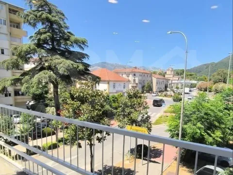 Rent, two bedroom apartment, 75m², Tivat, Crna Gora - image 9