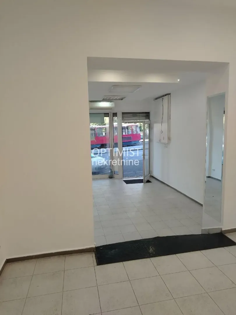 Izdavanje, poslovni prostor, 58m², Đeram Pijaca, Beograd