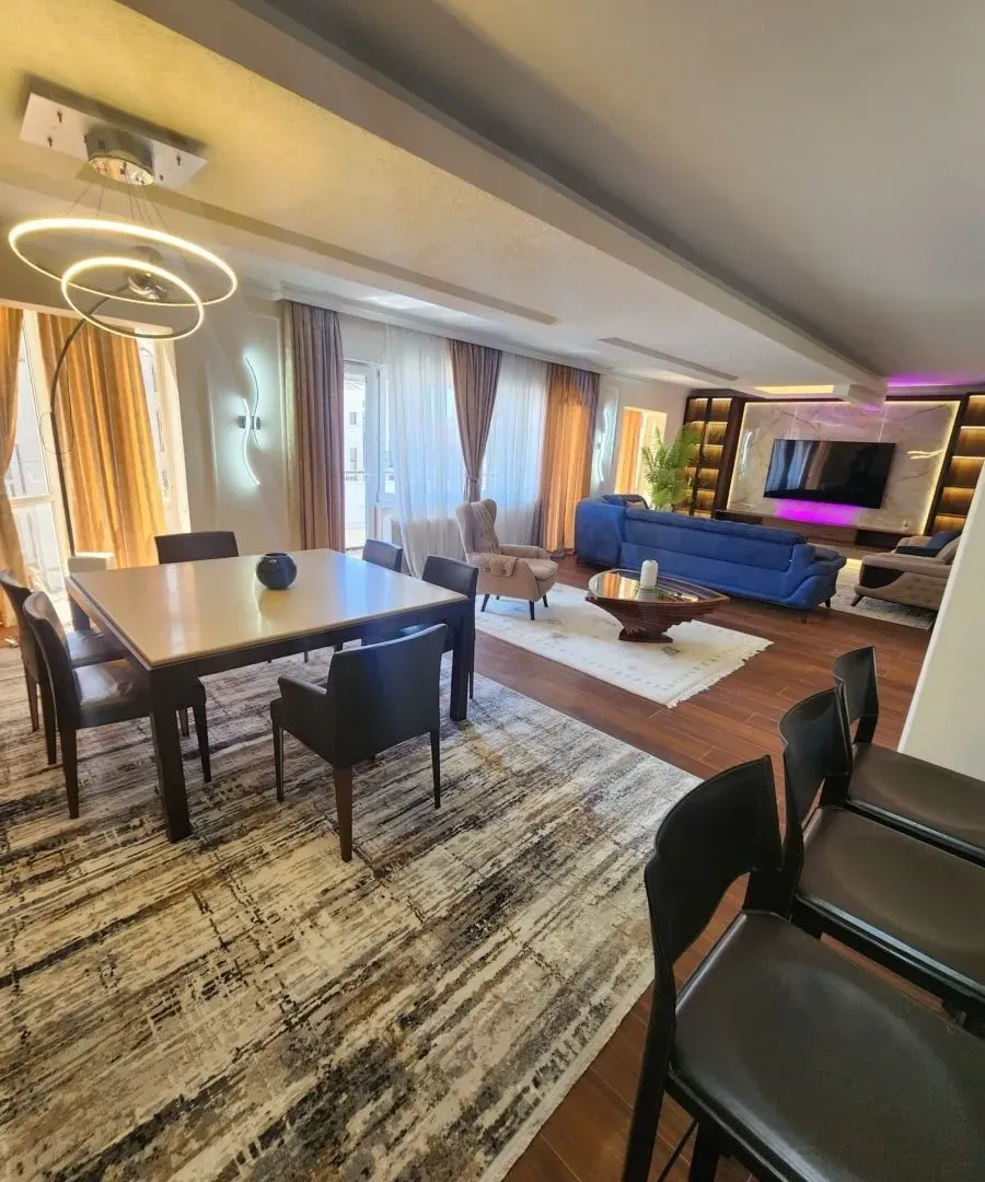 Izdavanje, trosoban stan, 215m², Gorica C, Podgorica