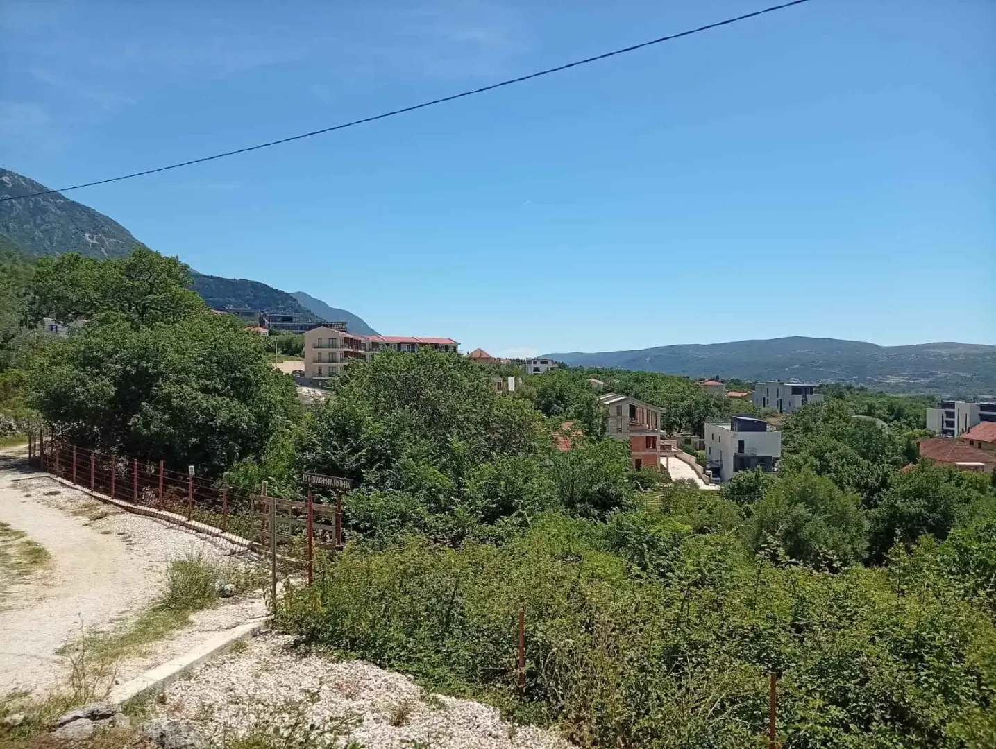 Pogled na okolno naselje i prirodu sa placa.