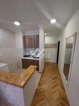 Manja kuhinja sa drvenim elementima povezana sa hodnikom. - image 4