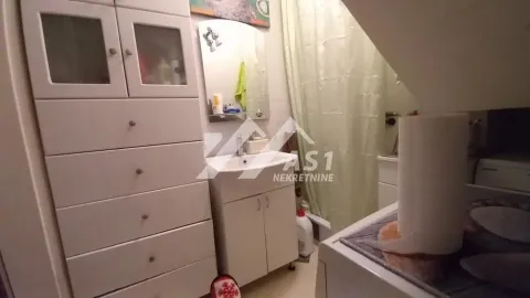 Kupatilo sa umivaonikom, ormarićem, ogledalom i tuš kabinom. - image 3