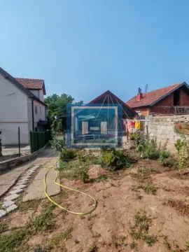 Pogled na dvorište i kuću sa pomoćnim objektima. - image 8