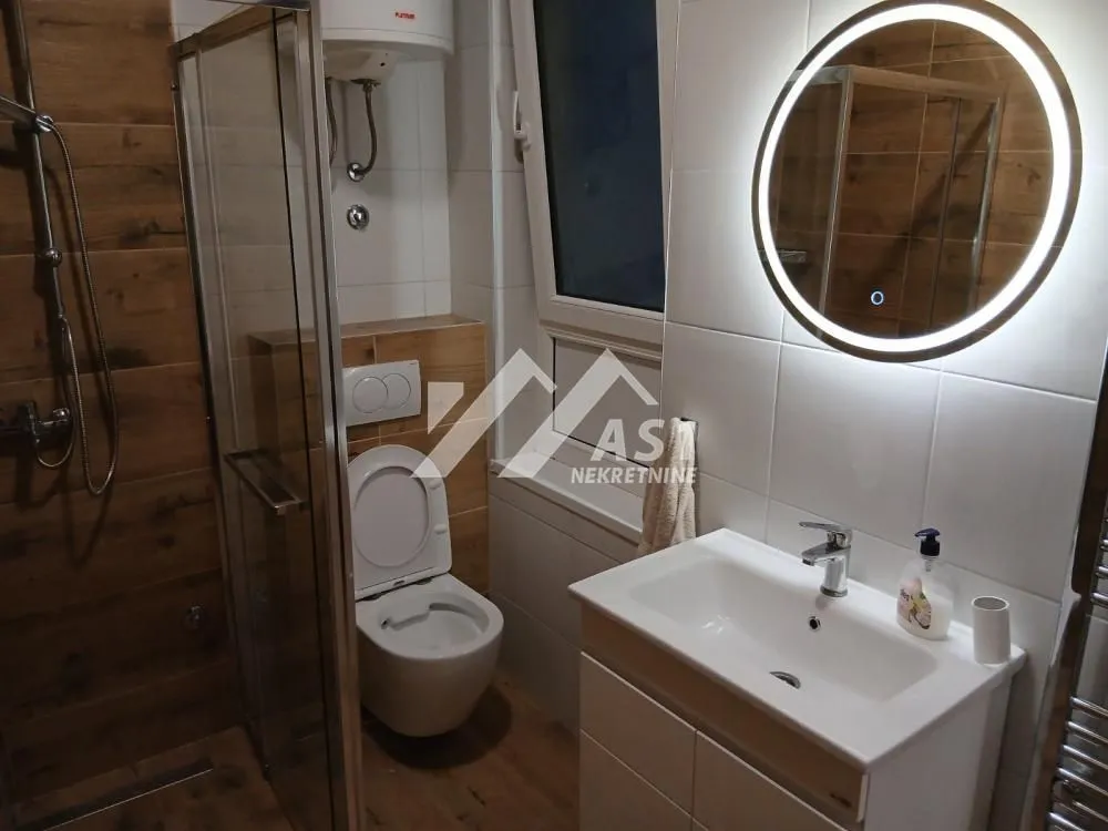 Izdavanje, trosoban stan, 61m², Centar, Novi Sad