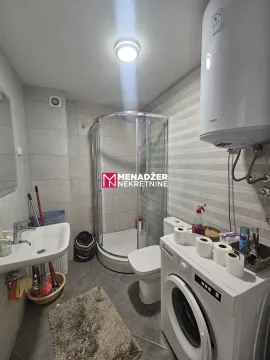 Manje kupatilo sa tuš-kabinom, umivaonikom i veš-mašinom. - image 5