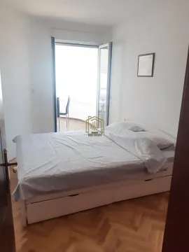 Spavaća soba sa bračnim krevetom i izlazom na terasu. - image 4