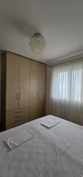 Uređena spavaća soba sa velikim garderoberom i bračnim krevetom. - image 10