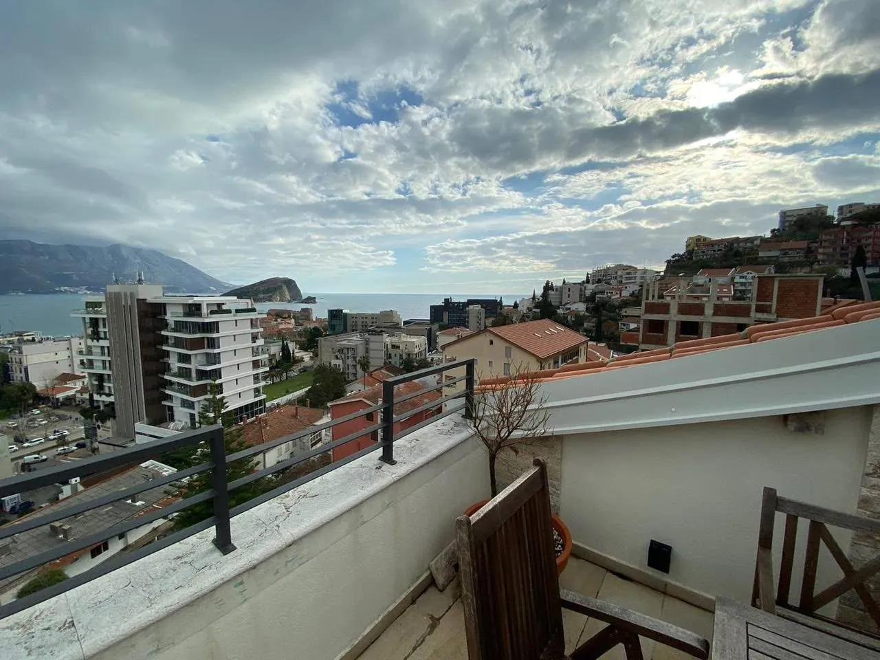 Terrace with a view of the city and the sea.