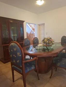 Trpezarija sa drvenim stolom, stolicama i vitrinom. - image 3