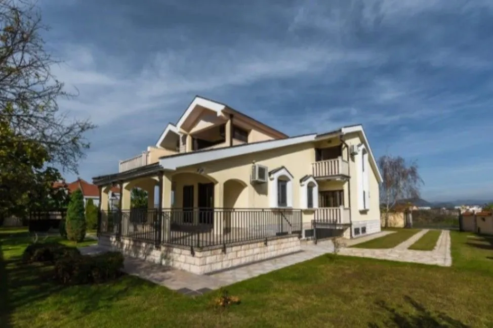 Izdavanje, kuća, 370m², Zabjelo, Podgorica