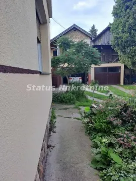 Pogled na dvorište i prilaz kući sa zelenilom. - image 10