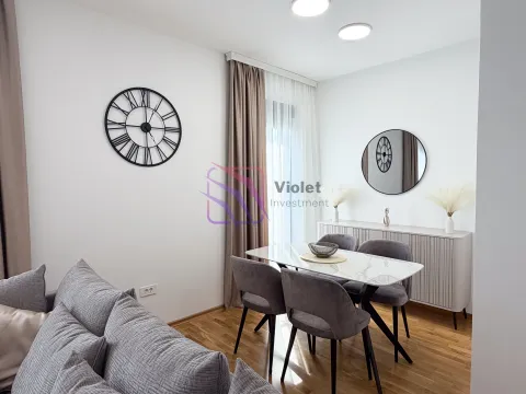 Dnevni boravak sa trpezarijom, garniturom i dekorativnim satom na zidu. - image 6