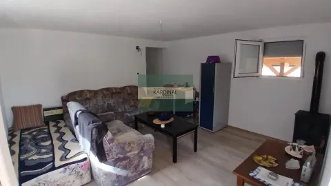 Dnevna soba sa garniturom za sedenje, stočićem i peći na drva. - image 11