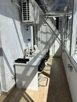 Zastakljena terasa sa radnim stolom i stolicama. - image 13