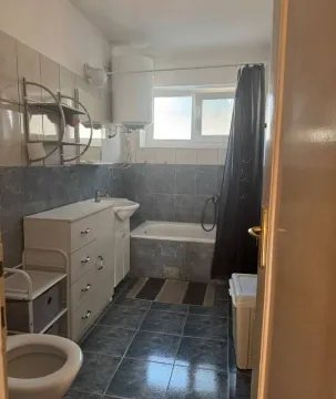 Kupatilo opremljeno kadom, umivaonikom, ormarićem i toaletom. - image 3
