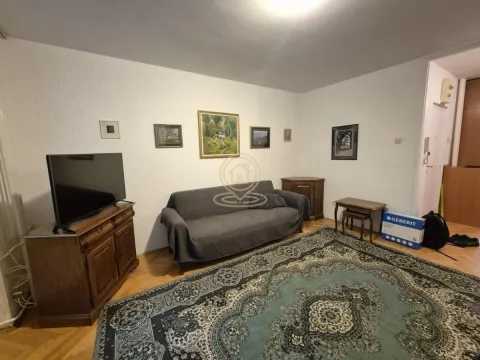 Dnevna soba sa garniturom, televizorom i slikama na zidu. - image 12