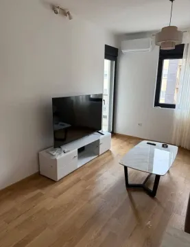 Dnevna soba sa TV komodom, televizorom i klub stočićem. - image 5
