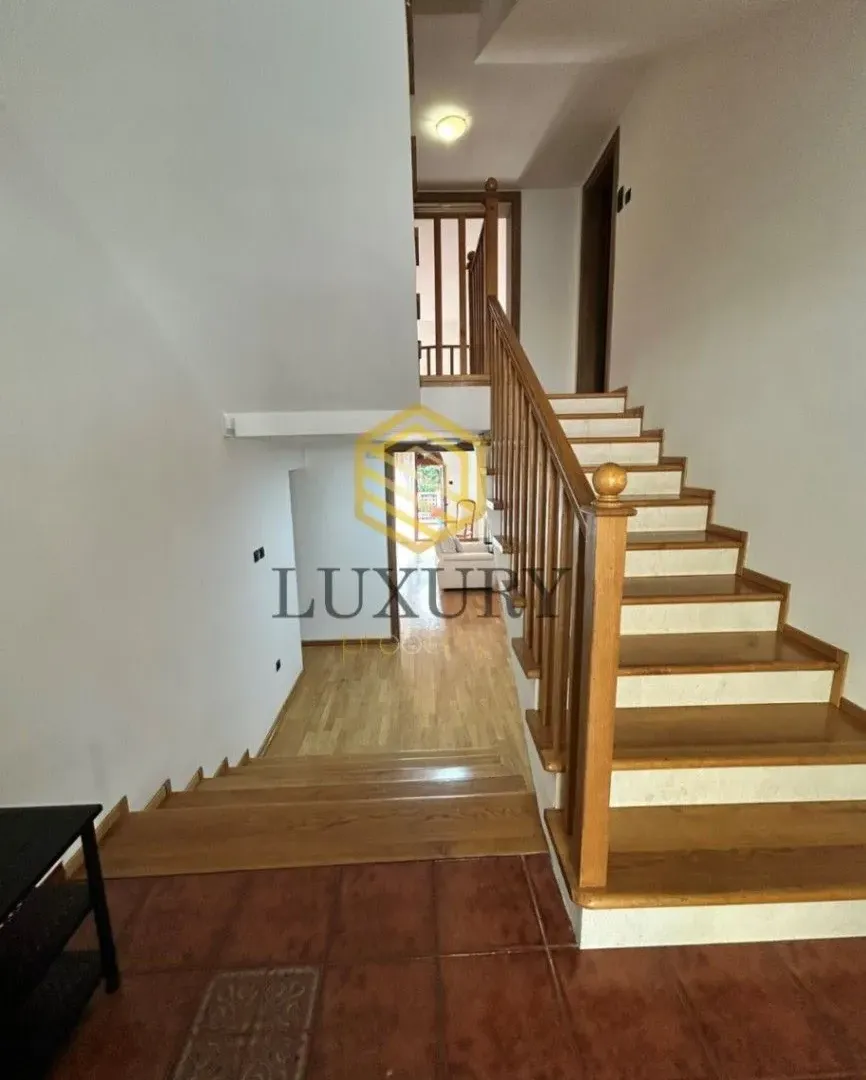 Izdavanje, kuća, 280m², Pod Goricom, Podgorica