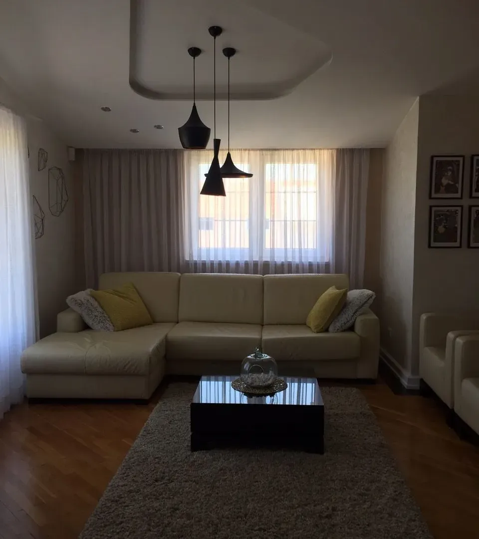 Izdavanje, kuća, 320m², Gornja Gorica, Podgorica