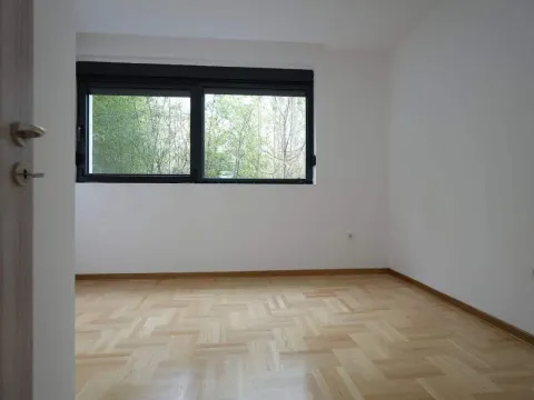 Izdavanje, poslovni prostor, 95m², Pod Goricom, Podgorica - image 16